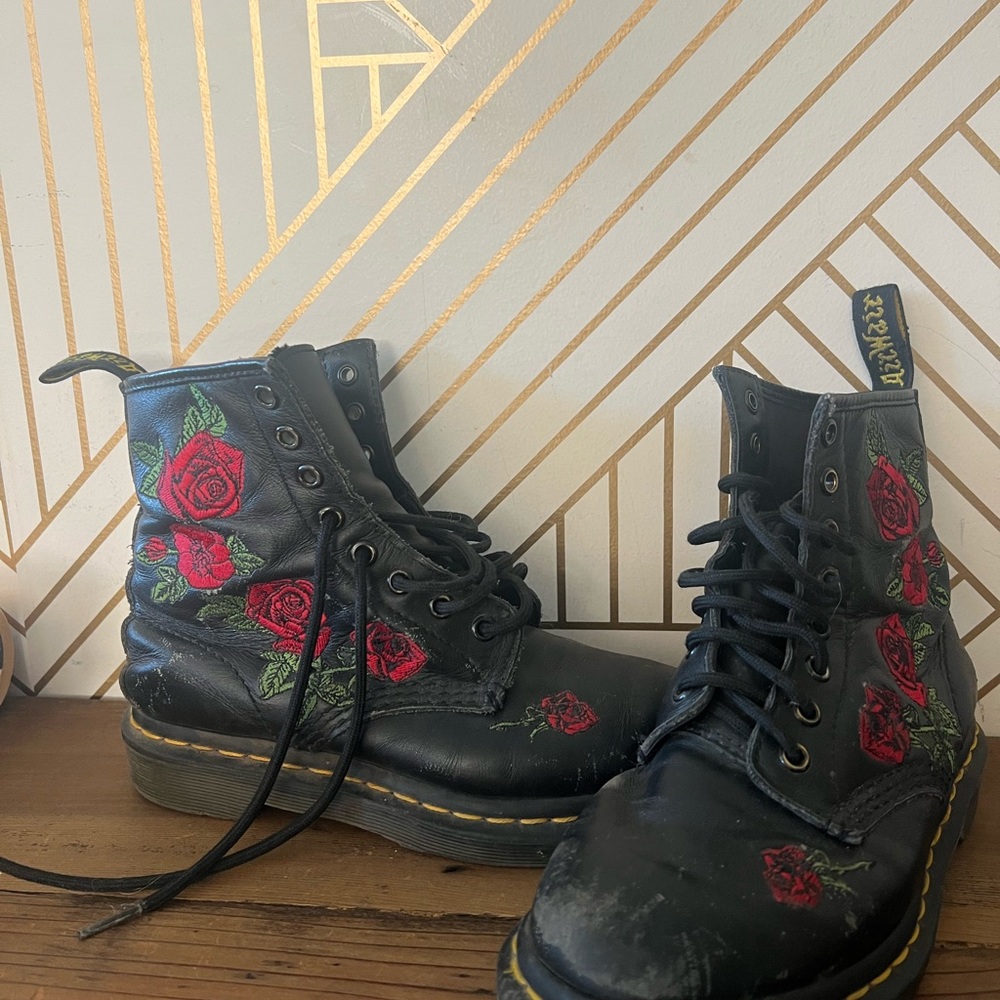 Dr. Martens Floral Vonda Leather Lace-up. Girls Size 5.